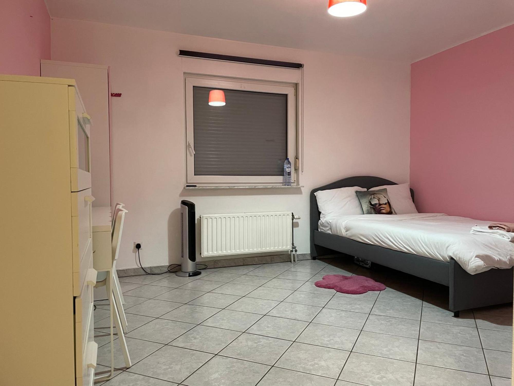 Large Room In Schuttrange Free Parking 10Mins To Airport Excellent Customer Services المظهر الخارجي الصورة